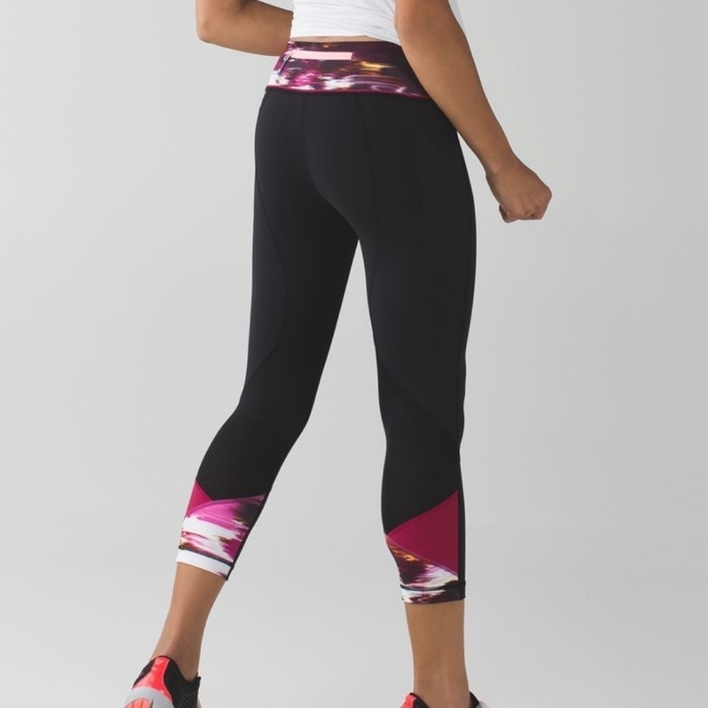 2015 Lululemon Pace Rival CropBlack Pigment Wind Berry Rumble Multi Size 4